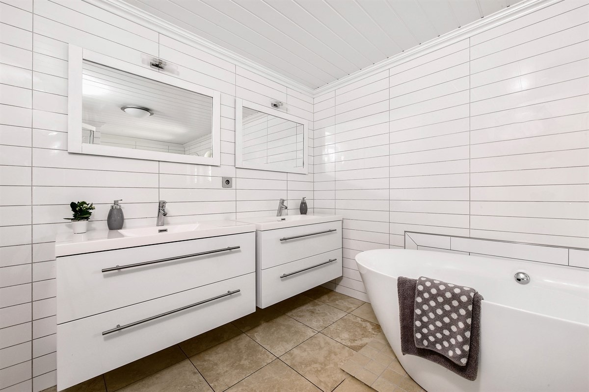 Badet i første etasje er lekkert og påkostet med ny innredning. Galleribilde