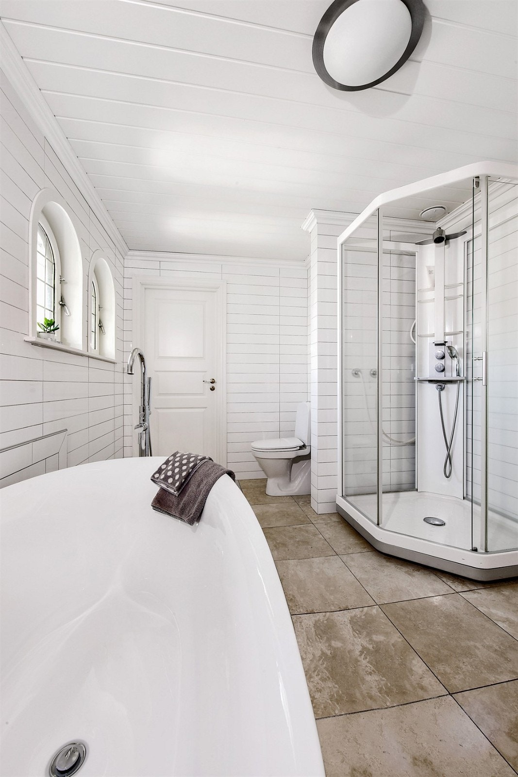 Badet har også et nyere badekar i lekkert design. Galleribilde