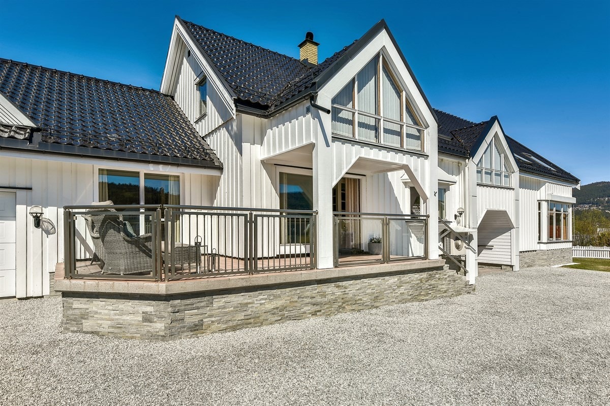 Boligen har også en uteplass på fremsiden av huset. Galleribilde