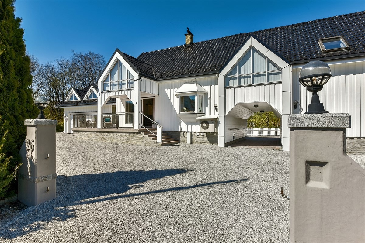 Boligen har skjermet inngangsparti på baksiden, med adkomst via steinsatt portal. Galleribilde
