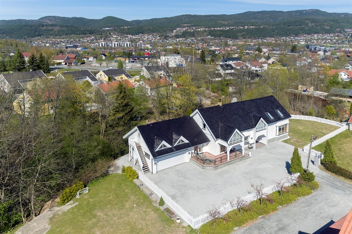 Privatmegleren ved John Granly Steen og Katrine Sunde har gleden av å presentere denne Arkitekttegnet praktvilla over 3 plan beliggende i Mjøndalen sentrum i Nedre Eiker kommune. Eiendommen har oppvarmet dobbelgarasje, solfylte terrasser og meget høy stan Galleribilde