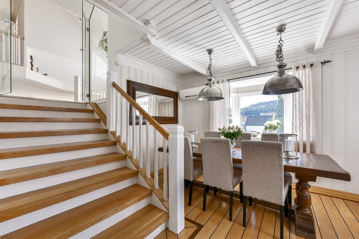 Kjøkkenet ligger åpent mot et staselig spisestue hvor det er god plass for langbord. Galleribilde