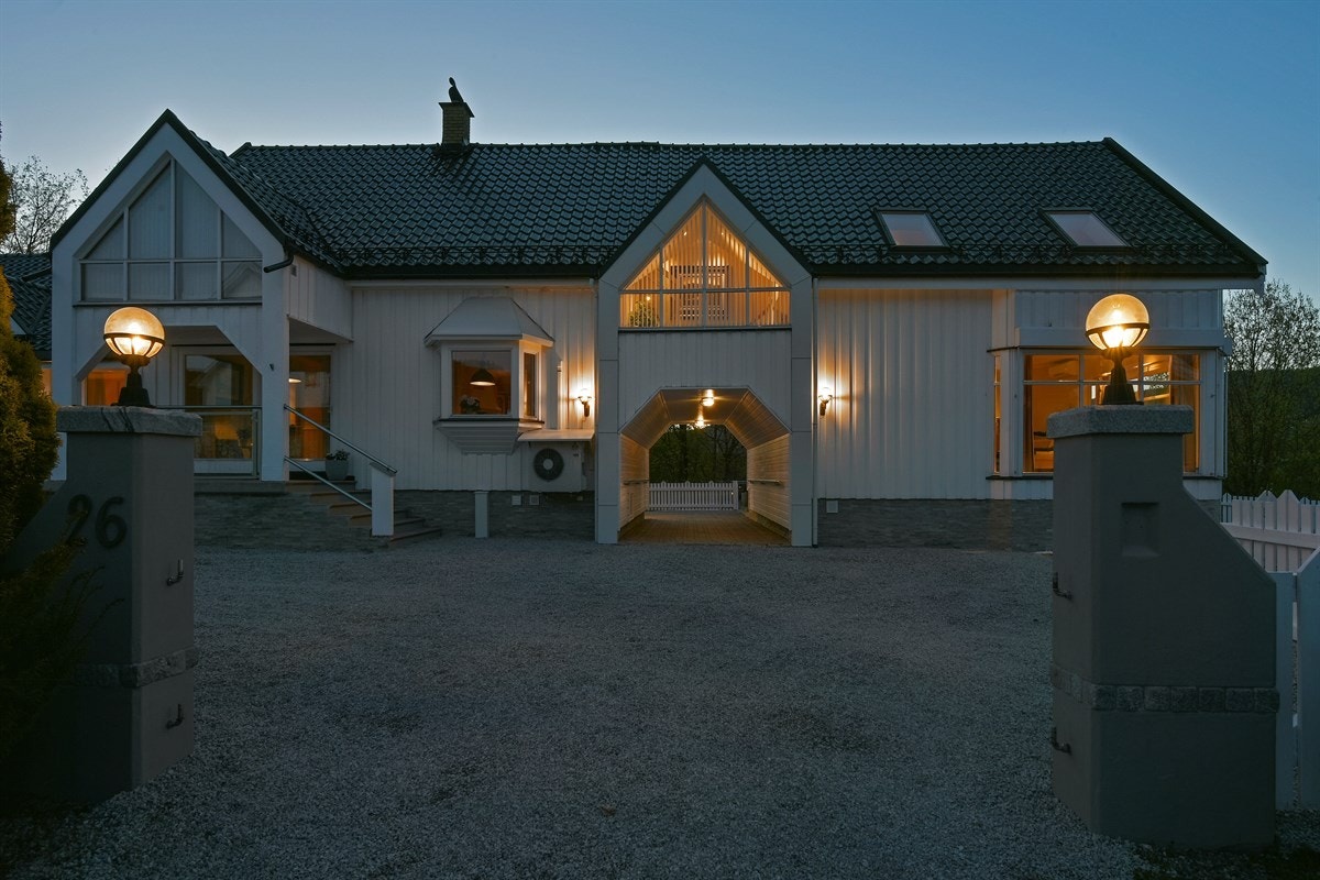 Tomten er vakkert opparbeidet med hage, store markterrasser og flott, singlet gårdsplass. Galleribilde