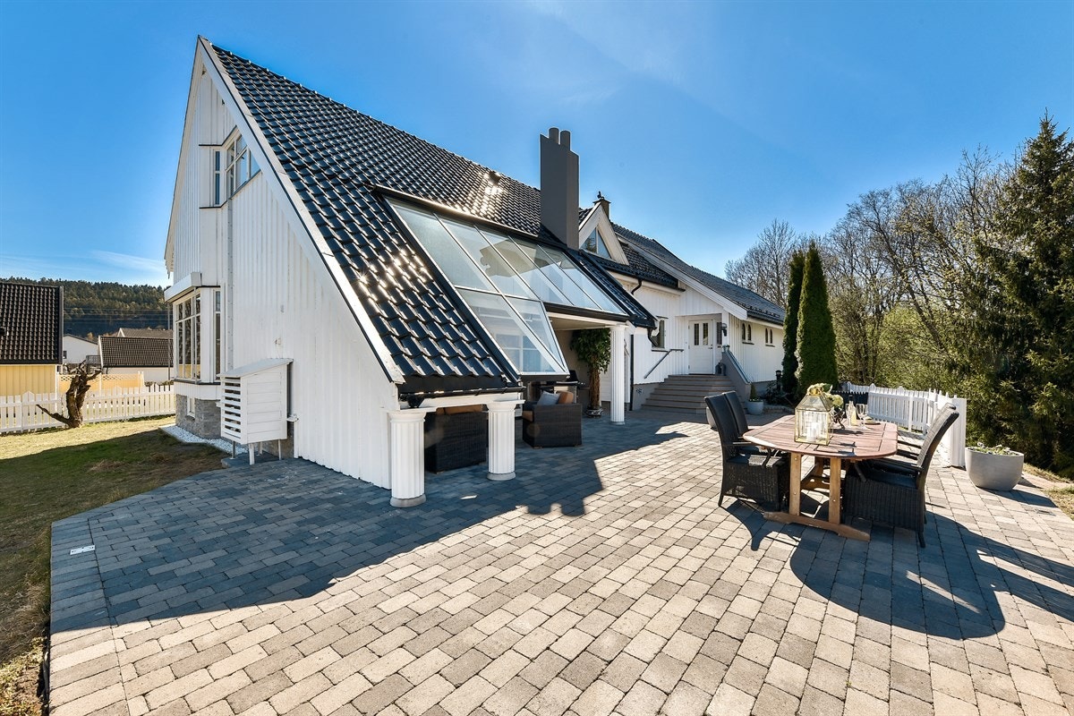 Uteplassen ligger skjermet. Galleribilde