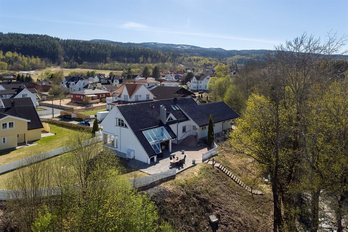 Tomten på over 1,5 mål troner høyt i terrenget og har utmerkede solforhold fra morgen til kveld. Galleribilde