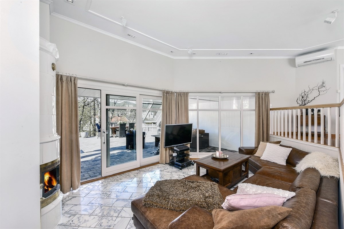 Den nederste stuen har generøs takhøyde, downlights rundt himling, behagelig gulvvarme og utgang til terrasse. Galleribilde