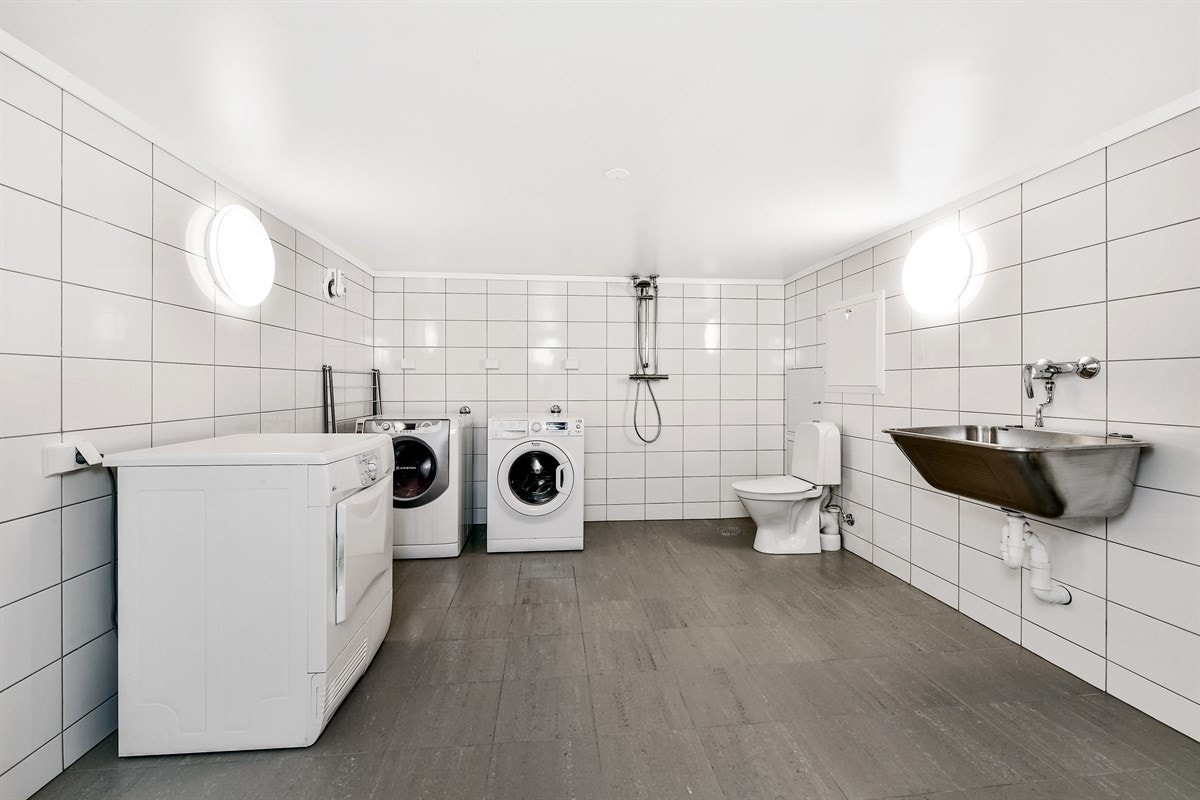 Det tredje badet ligger i underetasjen og er svært romslig. Galleribilde