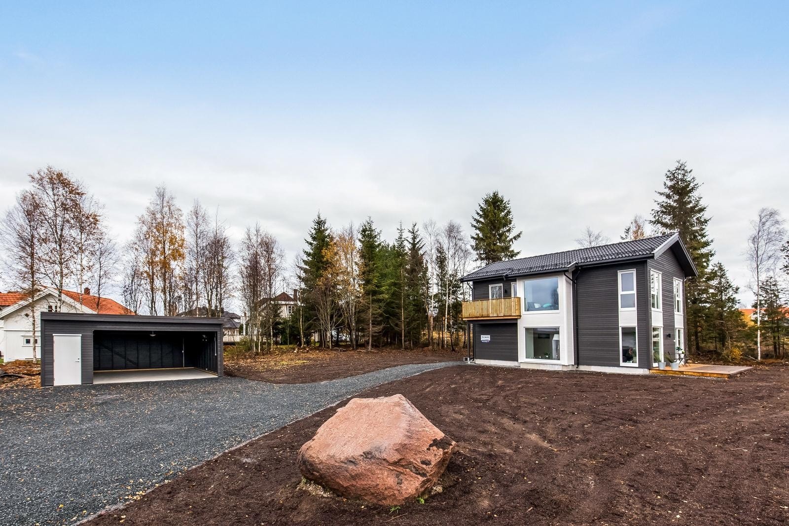 Oppkjørsel til boligen med dobbelgarasje Galleribilde
