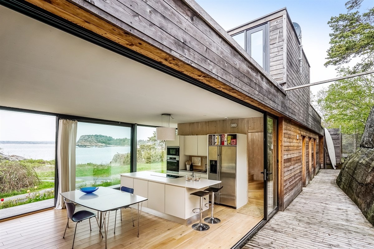 Ytterveggen i glass mot øst har glassflater som kan åpnes i hele lengden Galleribilde