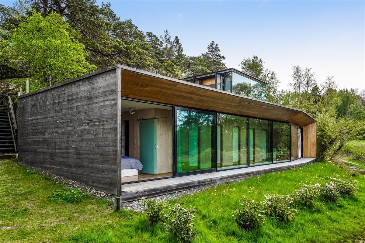 Hytten ble tegnet av arkitektene Dahle, Dahle & Breitenstein og ble oppført i 2010 i massiv-tre Galleribilde