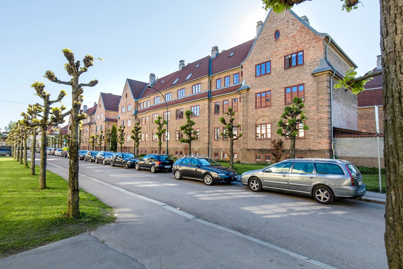 Oslo kommune har lagt til rette for beboerparkering i nærområdet. Med beboerparkering kan du parkere fritt på parkeringsplassene regulert til beboerparkering i området rundt din bolig for kr.300,- pr. år. pr.dags dato. Se Oslo kommune sine nettsider for Galleribilde