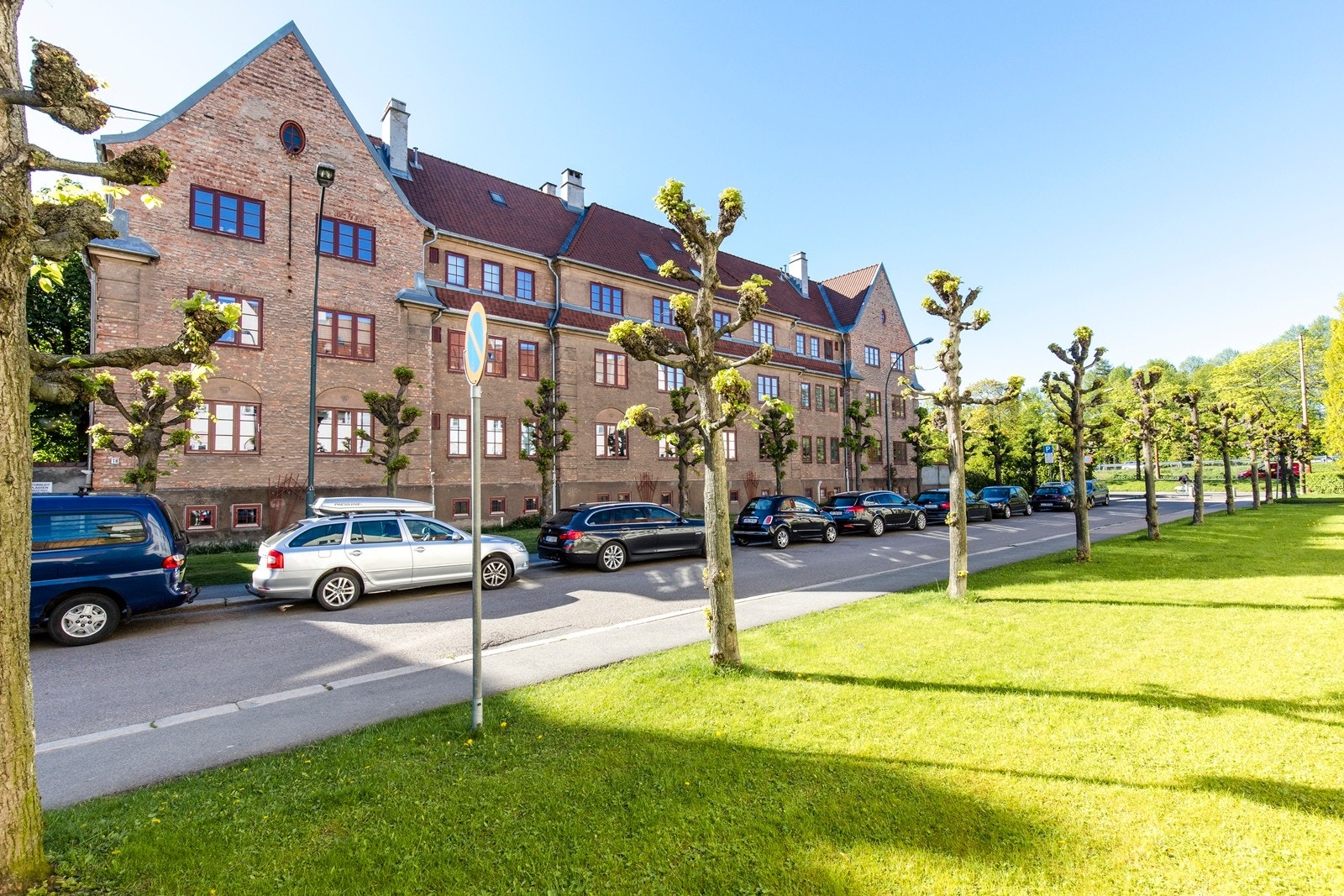 Fra leiligheten har du fritt utsyn mot Fayes gate. God intern beliggenhet i gårdens 2.etasje skjermet for innsyn og sjenanse. Galleribilde
