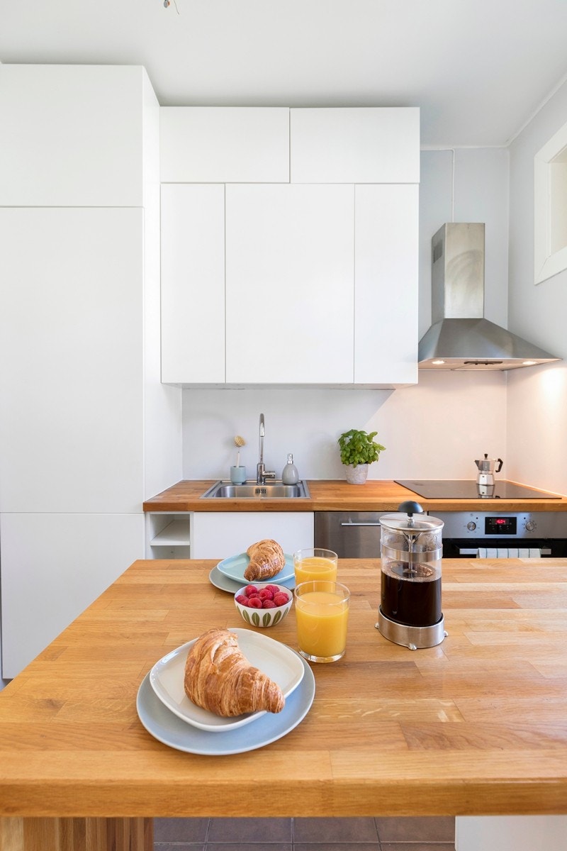 Kjøkkenet har godt med benkeplass og en barløsning, et hyggelig sted for to for morgenkaffen eller frokosten. Galleribilde