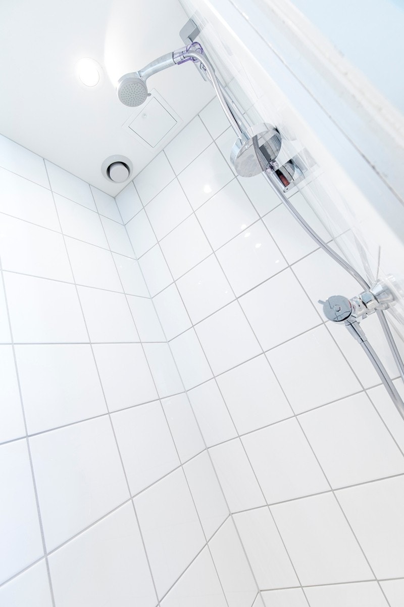 Badet er nylig oppgradert med nye fliser på gulv og vegger, spotter i tak, avtrekk samt ny baderomsinnredning. Varmtvannsbereder er plassert i himling og ble skiftet ut i 2014. Galleribilde