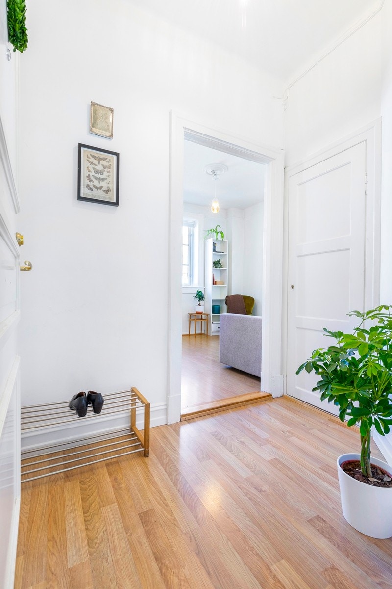 Romslig gang med plass for yttertøy og sko. Praktisk innenvdig skapbod i gang sikrer ekstra med lagringsplass i leiligheten. Forøvrig godt med lagringsplass med bod på både loft og kjeller på hhv. 5,4 kvm og 8 kvm. Galleribilde
