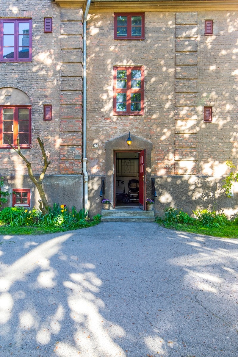 Boligen ligger i en klassisk ærverdig bygård fra 1919 Galleribilde
