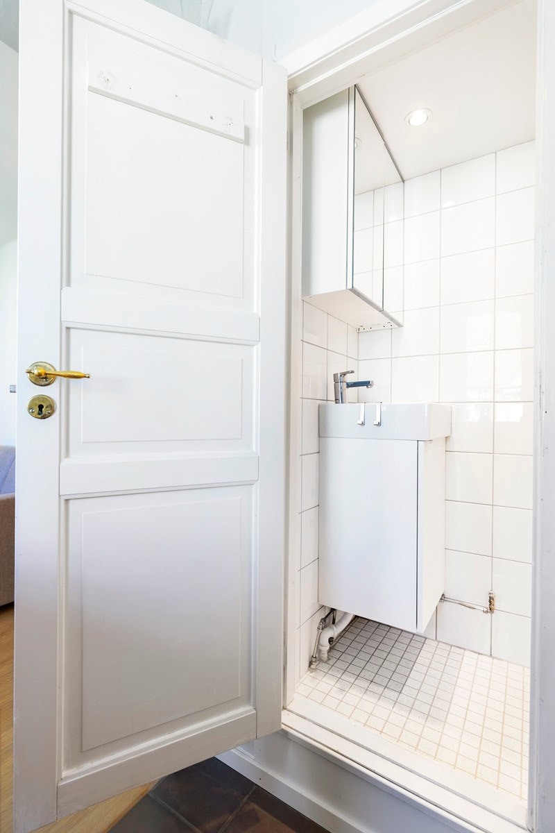 Bad med dusj og vask med adkomst fra kjøkkenet. Badet ble oppgradert i 2017 med nye fliser på gulv og vegger, spotter i tak, avtrekk samt ny baderomsinnredning. Arbeidet ble utført av av City Decoration i Mai 2017. Galleribilde