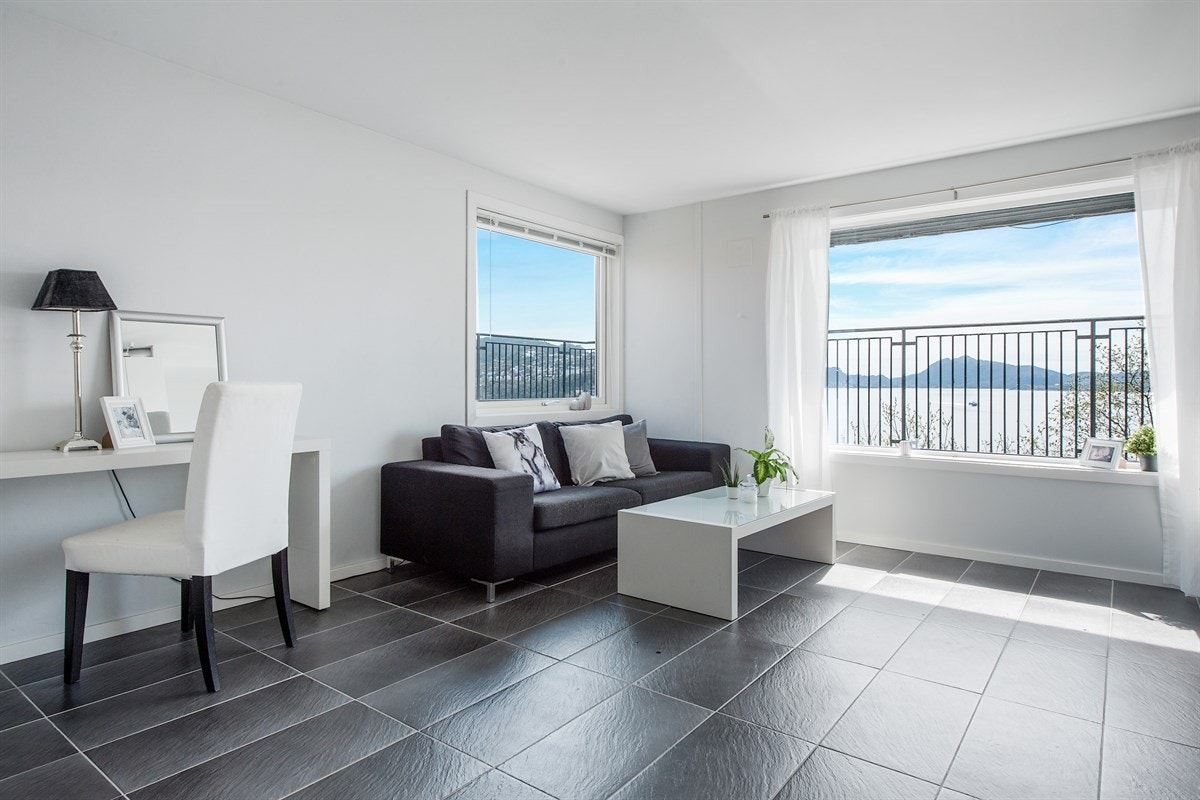 Leiligheten som er innredet i underetasjen har egen adkomst fra utsiden. Galleribilde