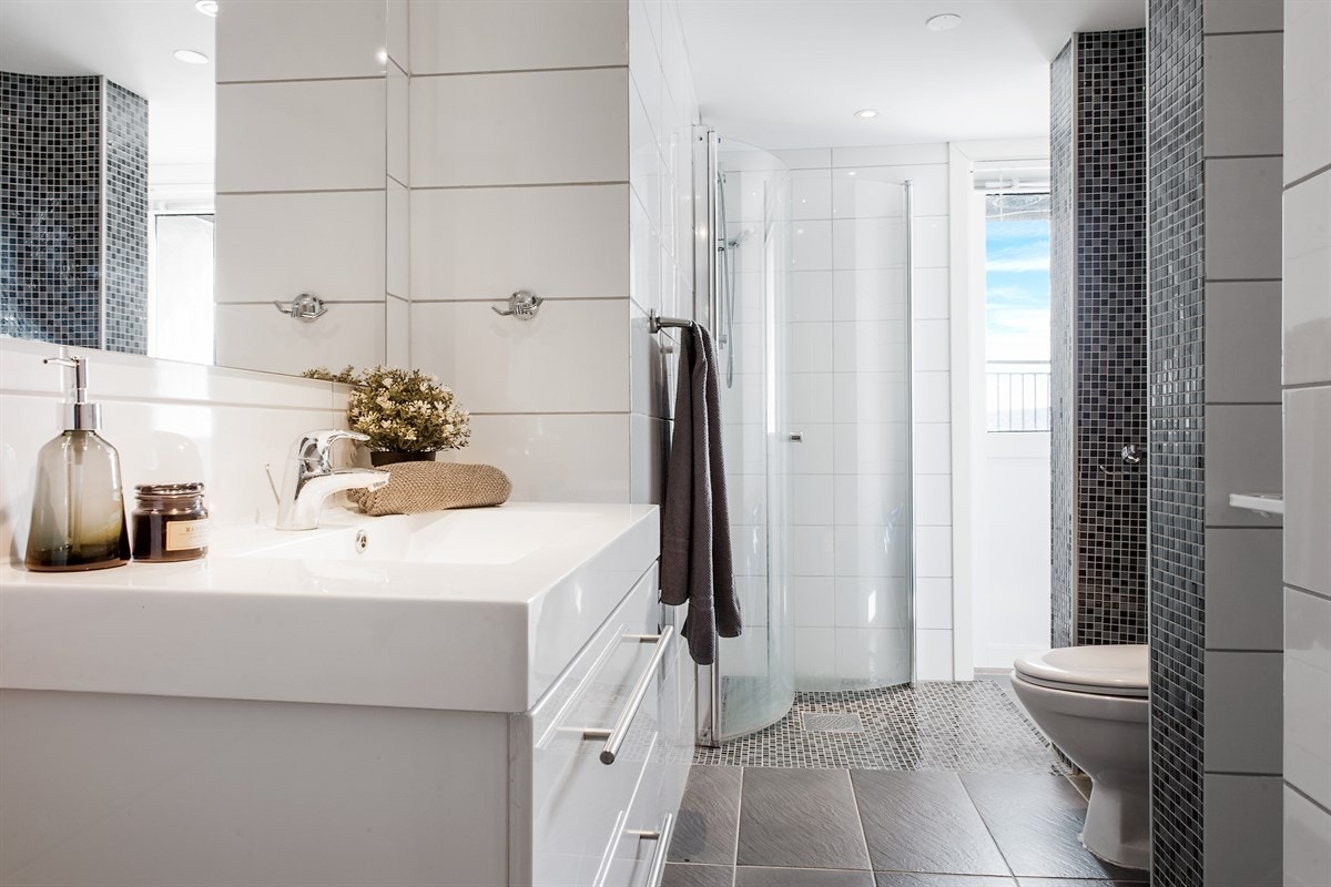 Badet her ble pusset opp i 2014 med nye fliser på vegger og gulv. Galleribilde