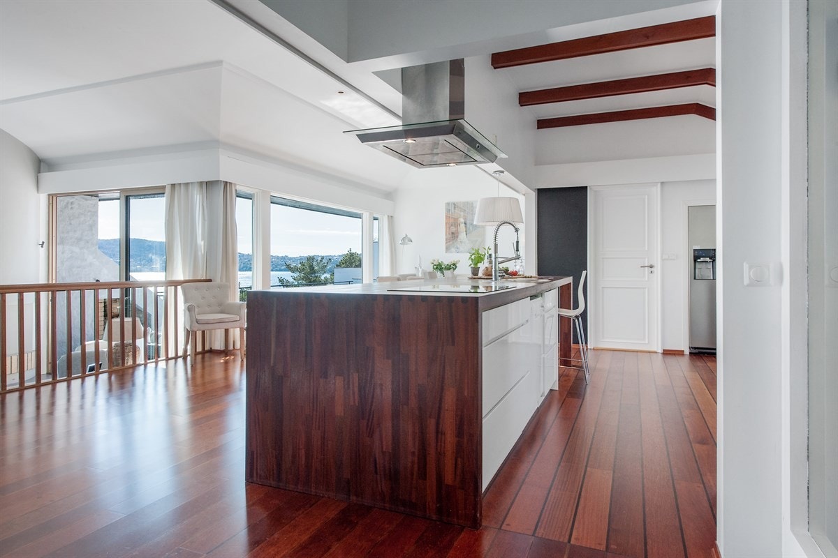 Kjøkkenet er romslig med kjøkkenøy. Denne har heltre benkeplate med nedfelt keramisk platetopp og vask. Galleribilde