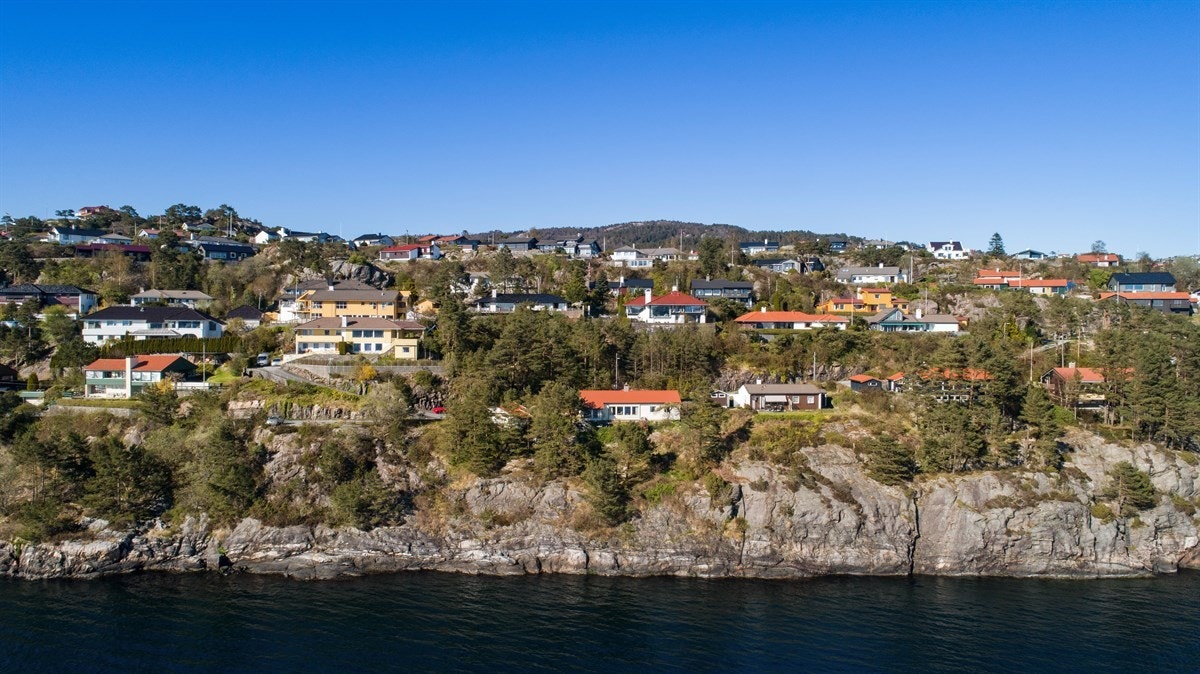 Det består i all hovedsak av tilsvarende bebyggelse. Galleribilde