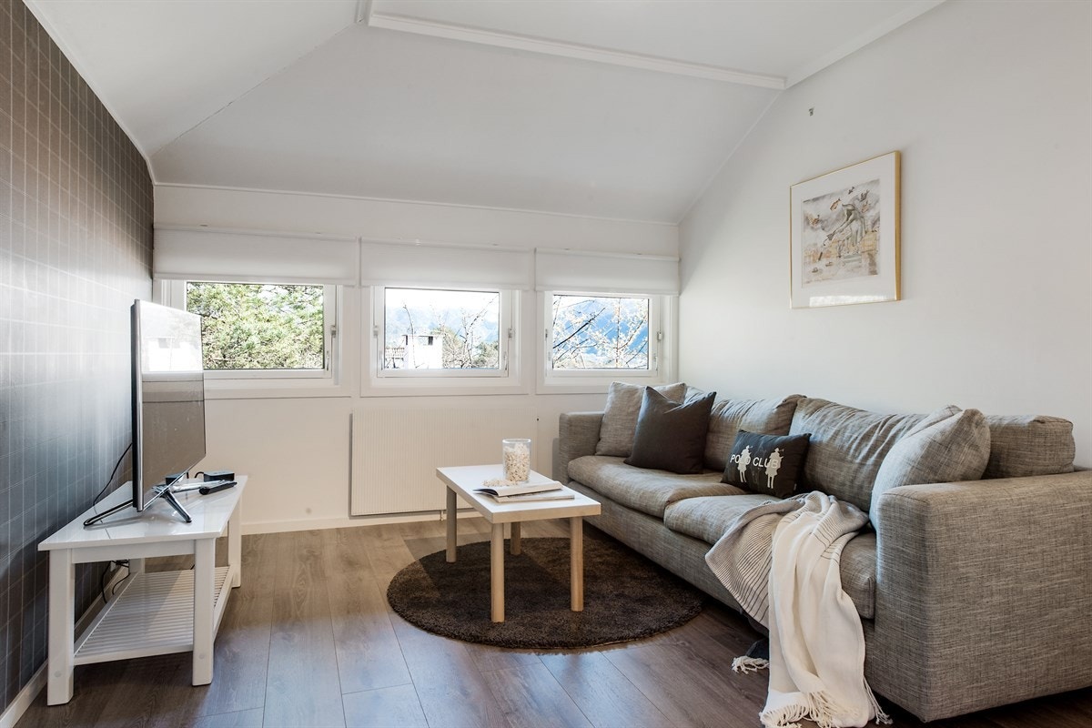 Ett soverom er i dag benytte som TV-stue. Galleribilde