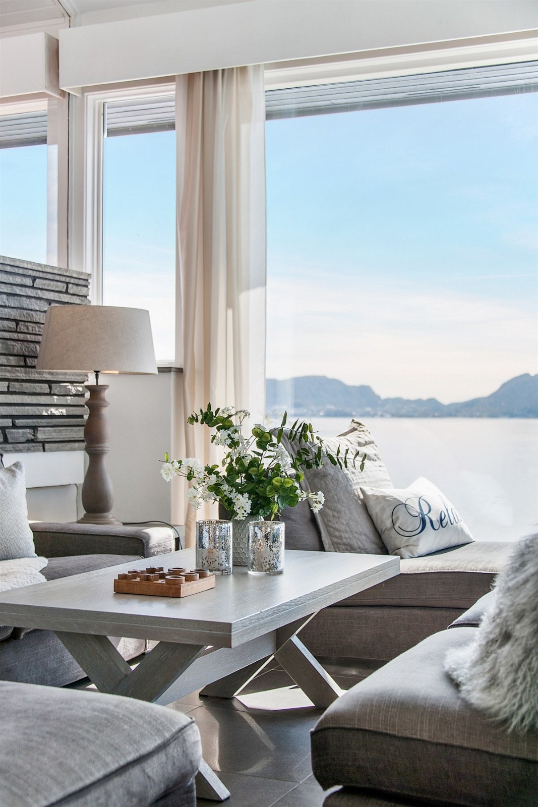 Aktiviteten på fjorden kan nytes gjennom det som må være ett av byens største stuevindu. Galleribilde