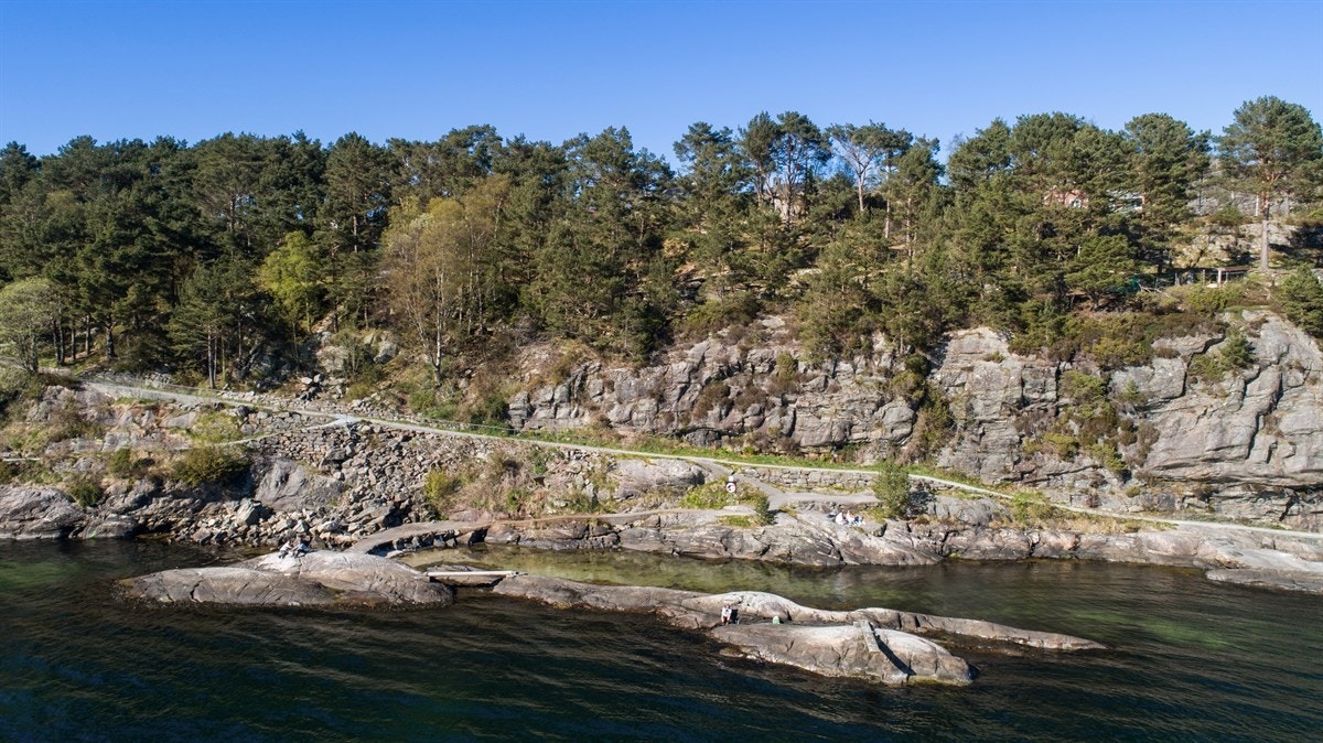Badeplassen på Grønnskjæret er populær blant liten og stor om sommeren. Galleribilde