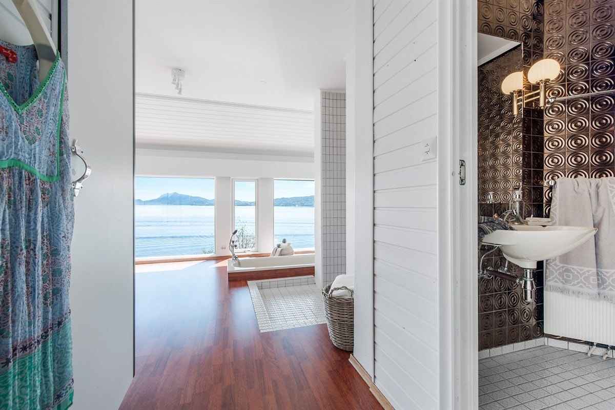 Tilhørende hovedsoverommet har man også eget toalett. Galleribilde