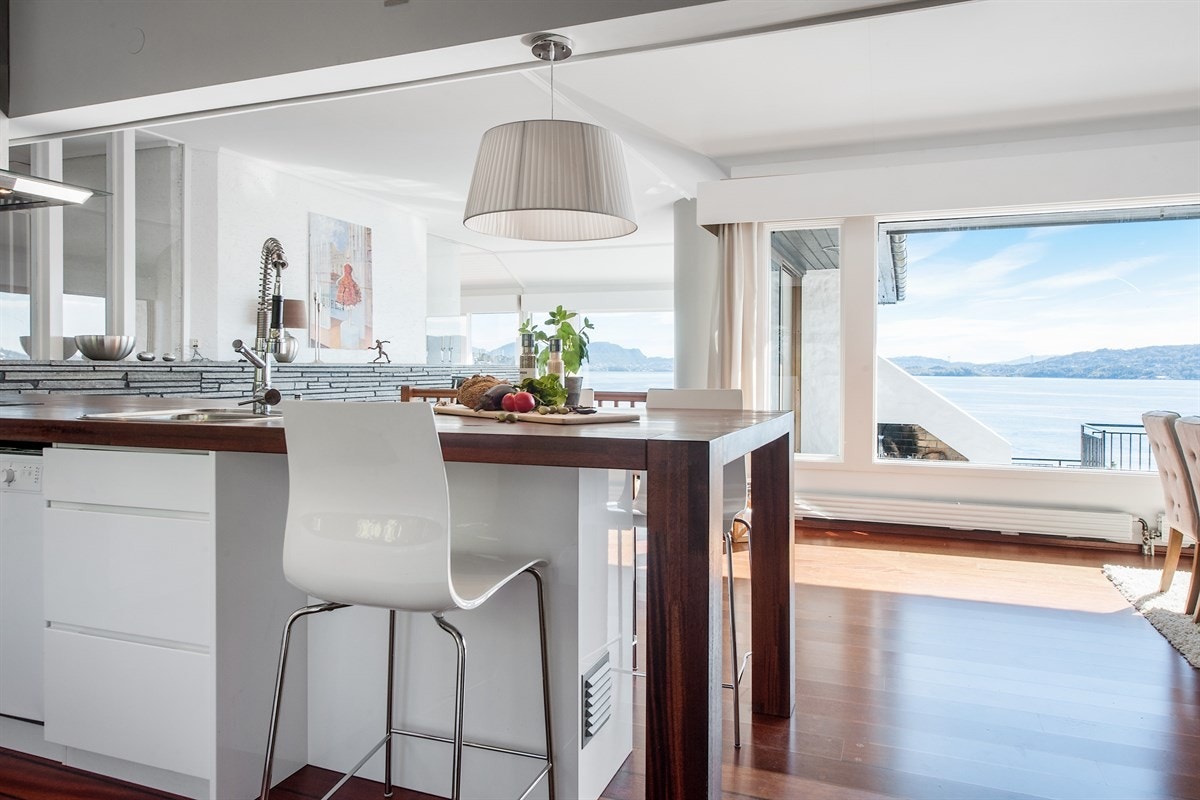 Kjøkkenet har rikelig med benke- og skapplass. Galleribilde