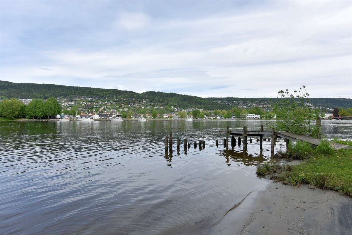 Eiendommen ligger i et attraktivt og meget sentralt boligområde på Gulskogen i Drammen kommune, ned mot Drammenselven. Galleribilde