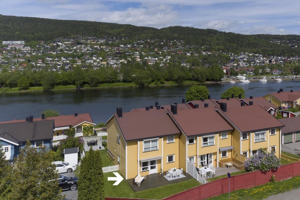 Privatmegleren ved John Granly Steen og Katrine Sunde har gleden av å presentere denne lekre og påkostet 3 (4)-roms rekkehusleiligheten beliggende på Gulskogen i Drammen kommune. Boligen har egen garasje, to markterrasser og fin hage. Galleribilde