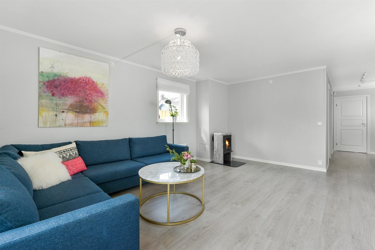 Stuen har god plass for sofagruppe med tilhørende møblement. Galleribilde