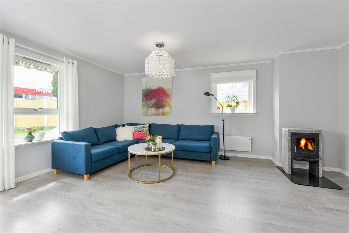 Stuen er åpen, lys og romslig. Galleribilde
