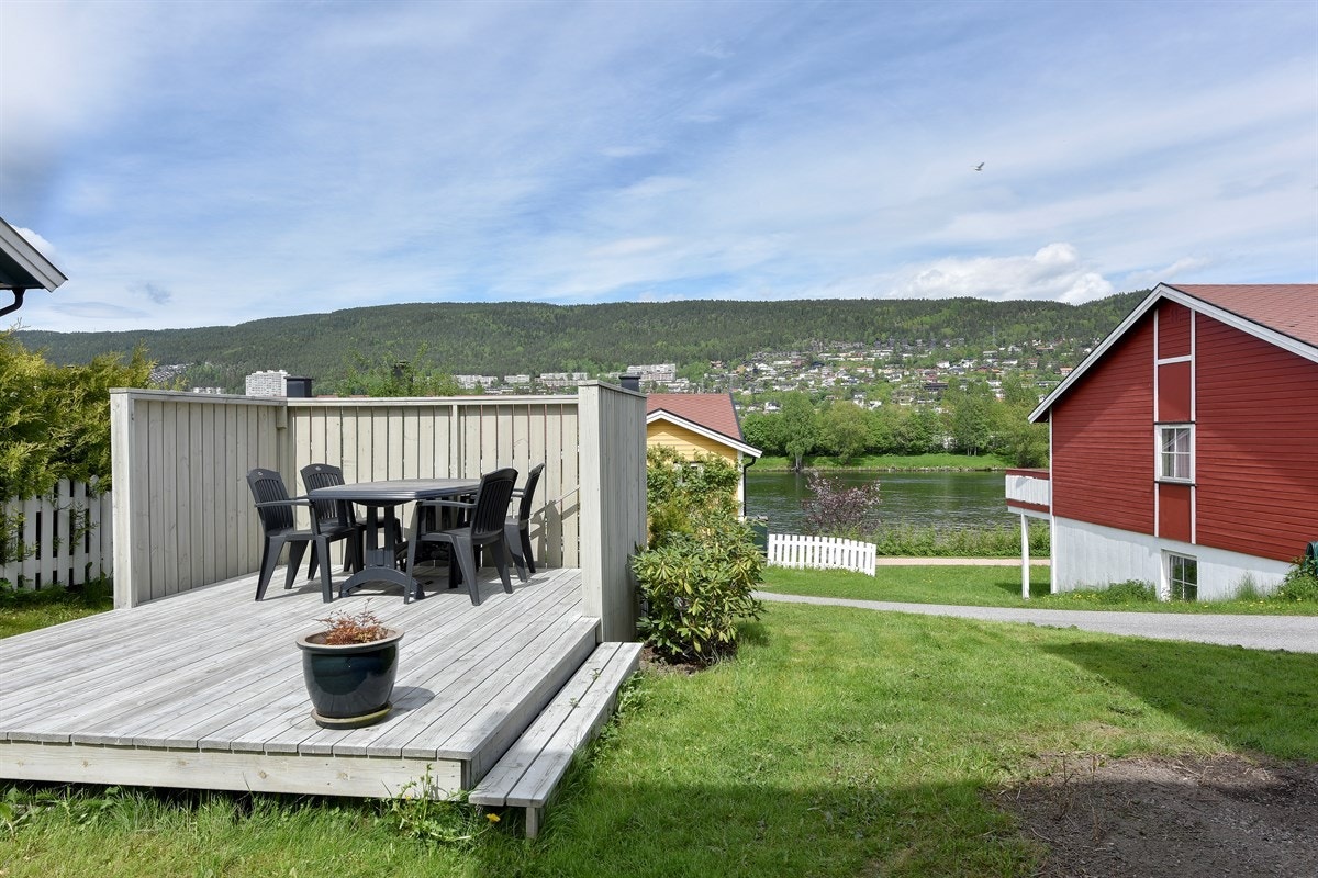 Fellesområde med kort gange ned til elven. Galleribilde
