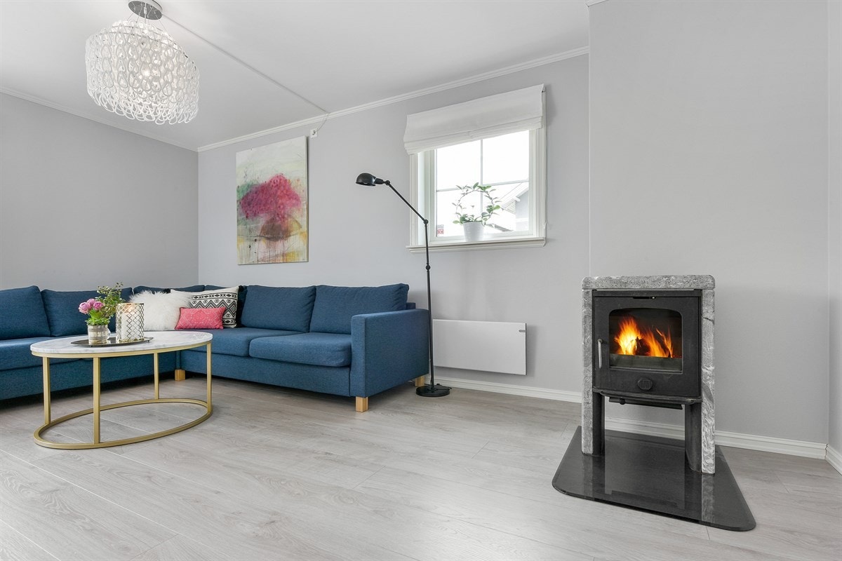 Ovnen er klebersteinskledd, så den holder godt på varmen lenge etter at flammene har sluknet. Galleribilde