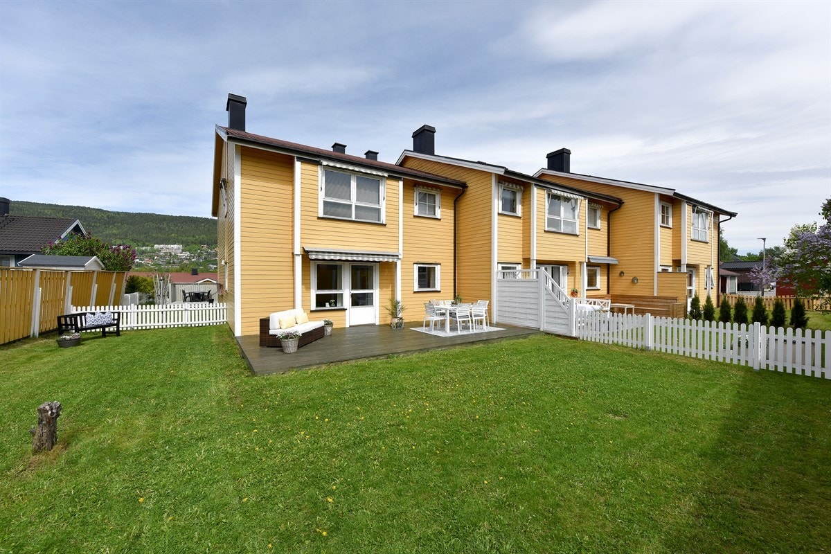 Markterrassen vender ut mot hagen og det er gode solforhold fra formiddagen og utover kvelden. Galleribilde