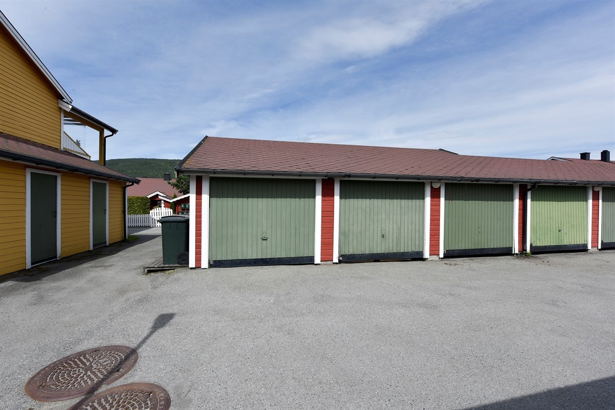 Det er parkering i garasje i rekke. Det er også en felles utendørs parkeringsplass/gjestparkering tilhørende borettslaget. Galleribilde