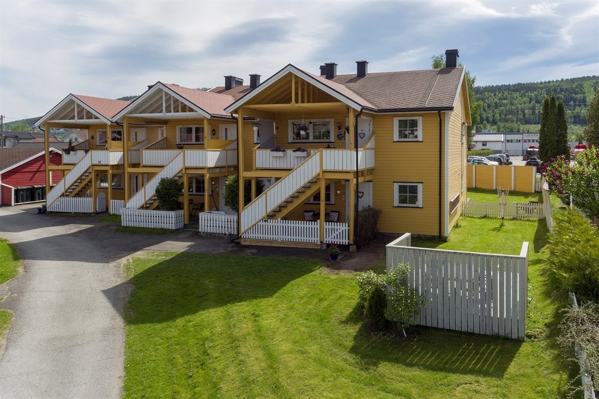 Boligen har adkomst via asfaltert internvei til et inngjerdet adkomstområde. Galleribilde