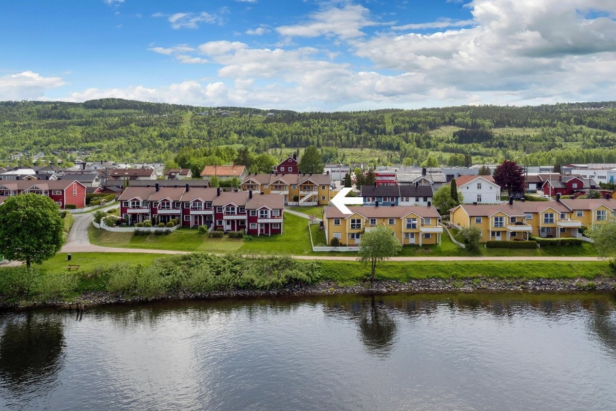 Boligen har gode solforhold og utsikt til elven. Boligen ligger idyllisk, barnevennlig og sentralt til. Nærhet til togstasjon og Gulskogen senteret. Galleribilde