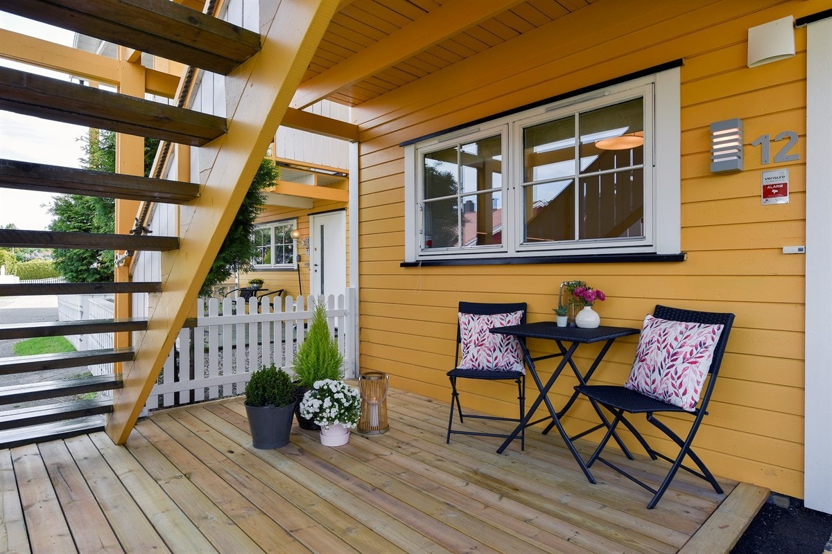 Utenfor boligen på inngangssiden er det en koselig, overbygd markterrasse hvor man har utsikt mot elven. Galleribilde