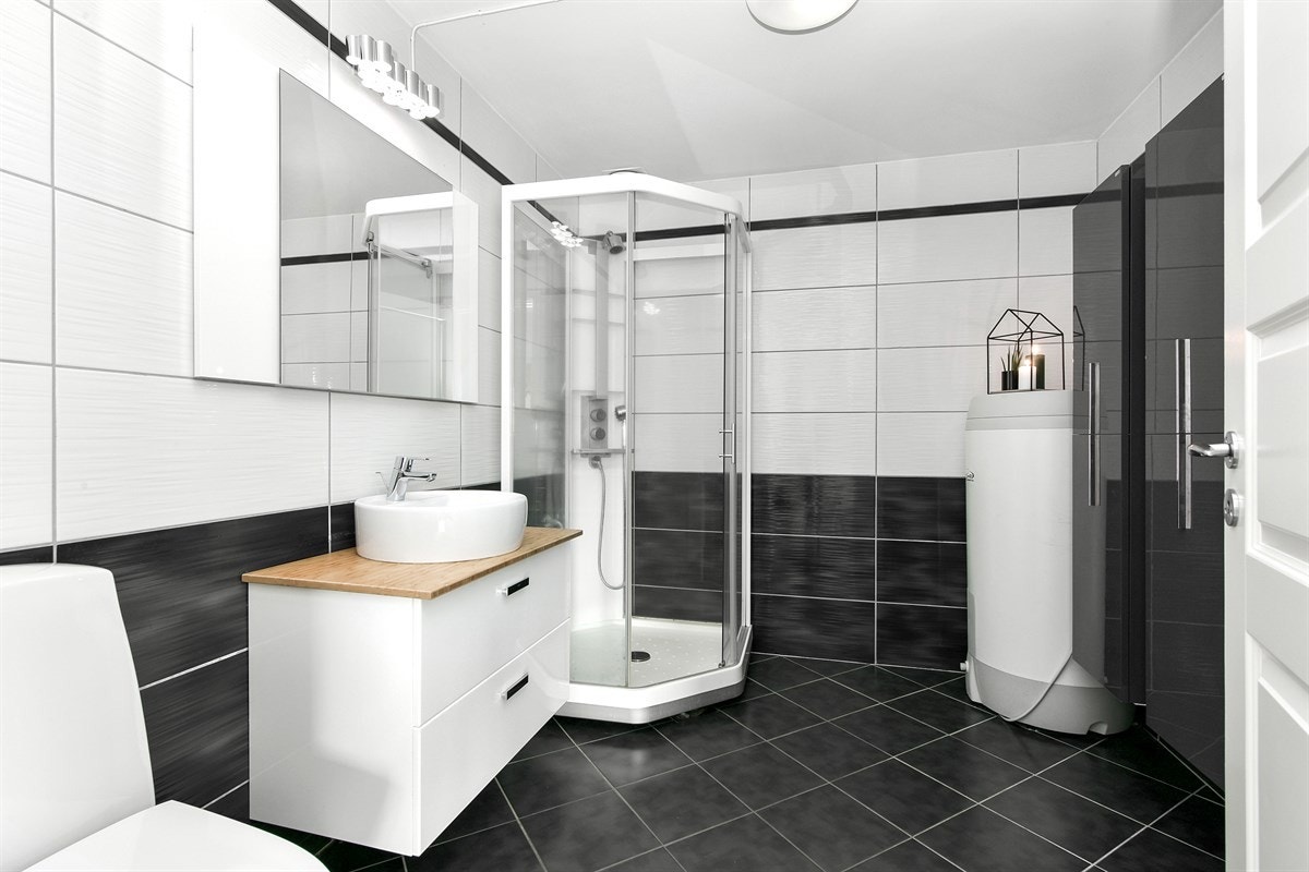Boligen inneholder et lekkert bad med opplegg for oppvaskmaskin. Galleribilde