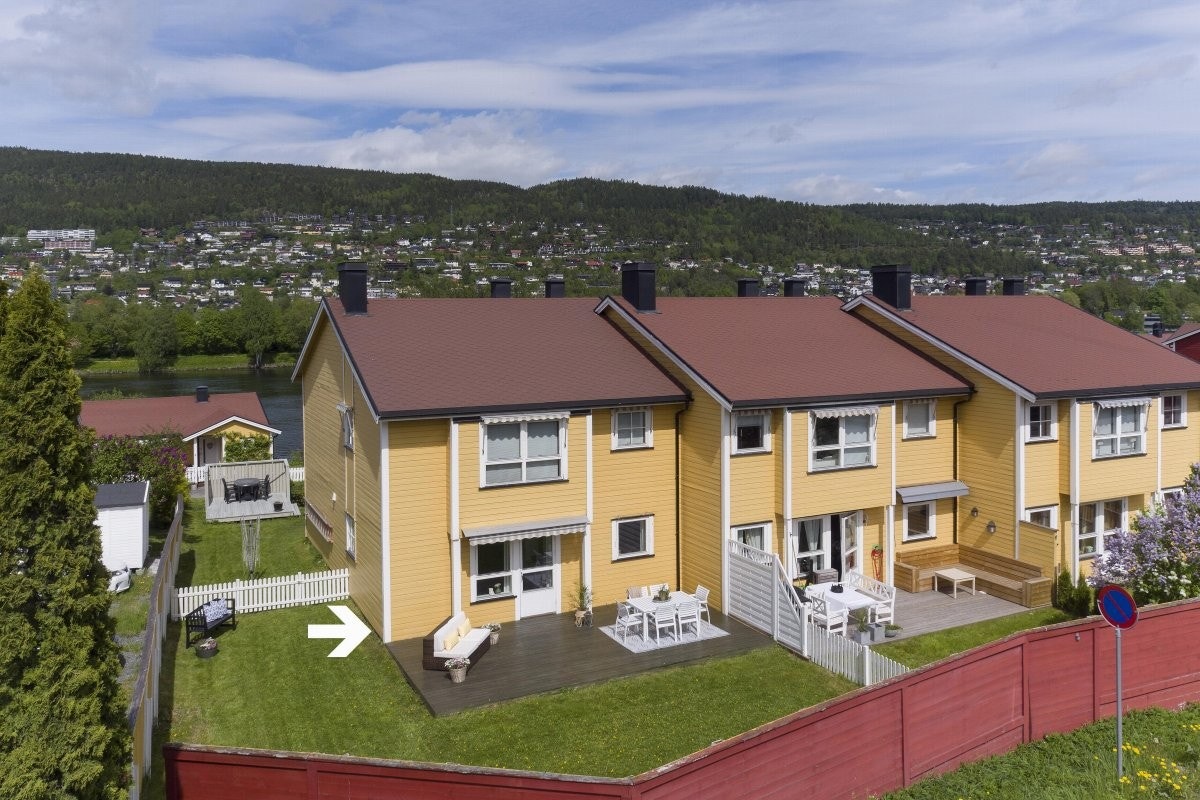 Leiligheten har en stor, deilig hage med gode solforhold fra formiddagen og ut mot kvelden, samt terrasse på hagesiden og overbygd markterrasse ved inngangen. Galleribilde