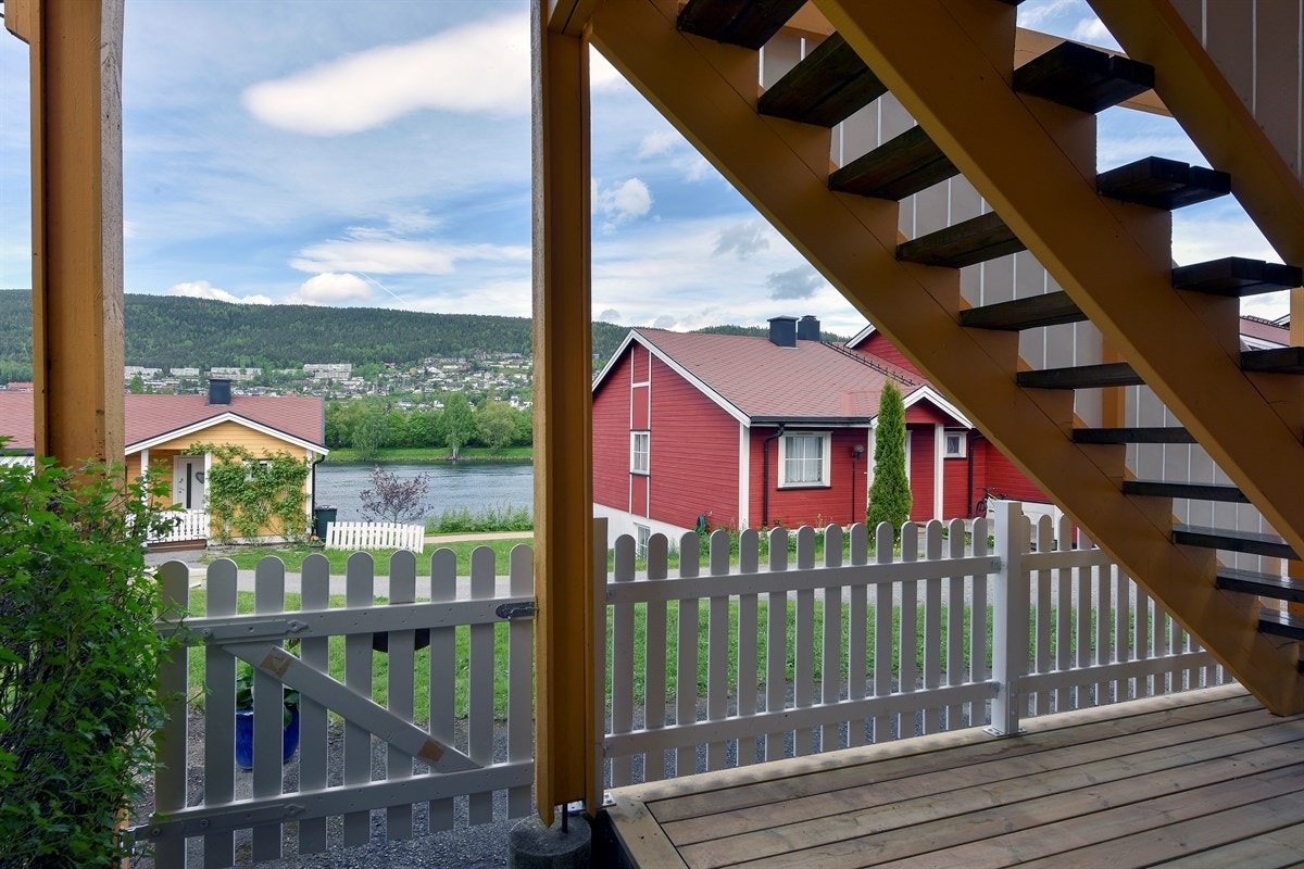 Utsikt mot elven. Galleribilde