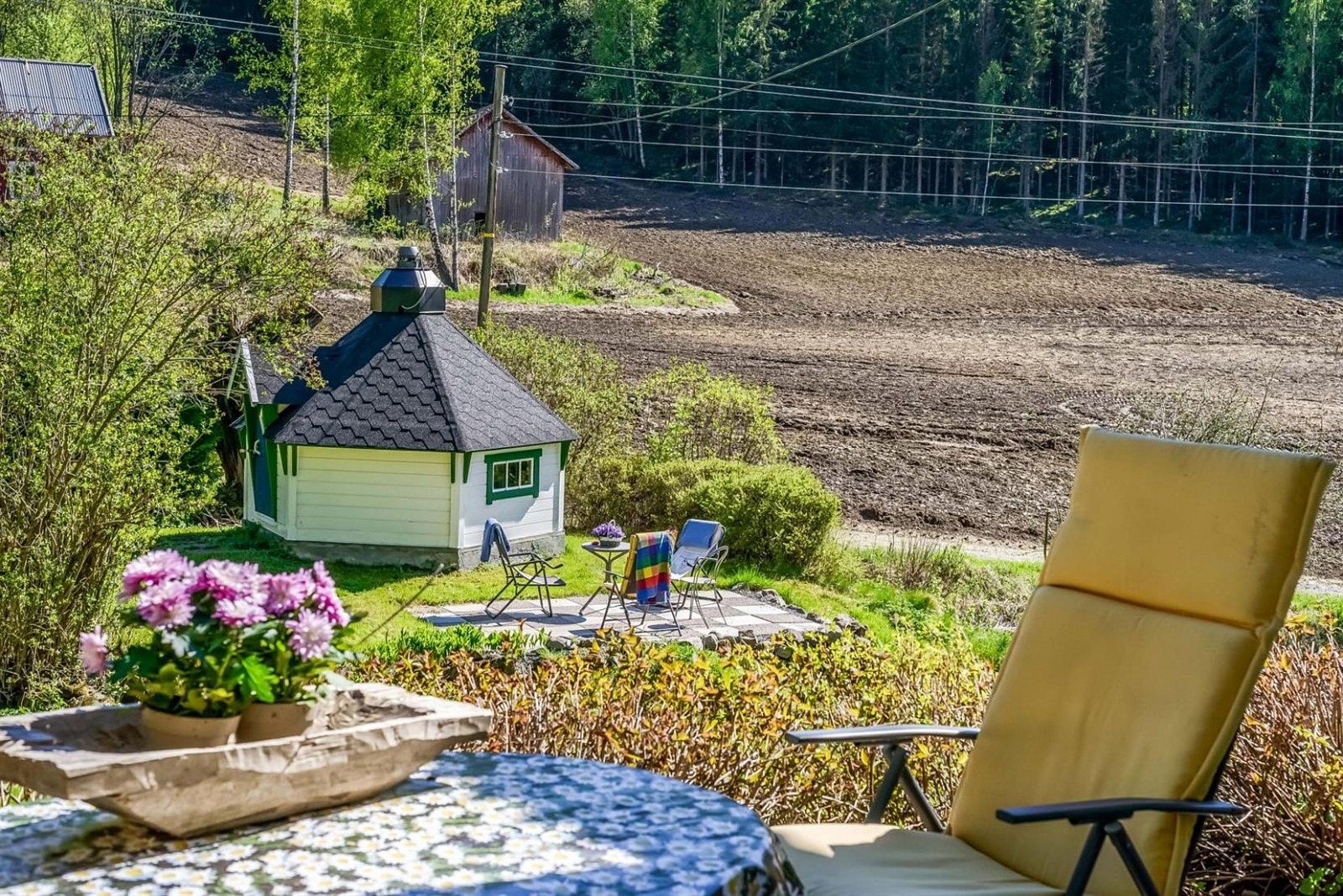 Idyllisk eiendom med koselig grillhytte Galleribilde