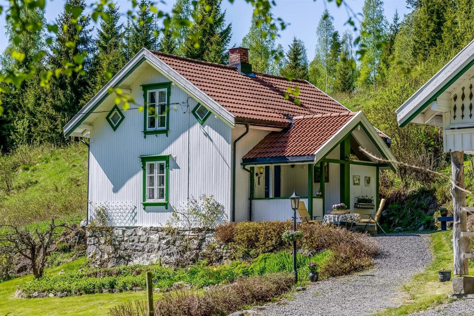 Koselig eiendom med pent opparbeidet hage og uteområde Galleribilde