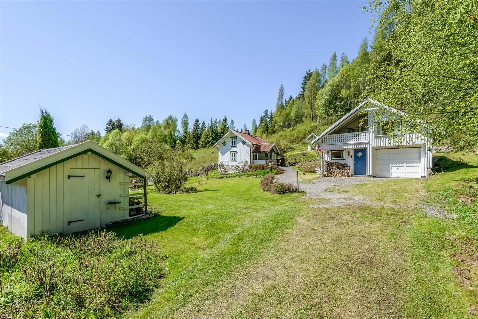 Eiendommen er beliggende i landlige og naturskjønne omgivelser, her sett fra innkjørsel Galleribilde