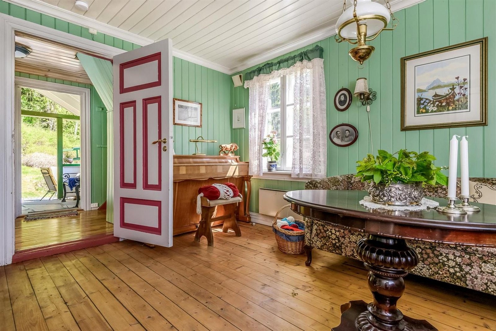 Utsnitt av stue med god plass for sittegruppe Galleribilde