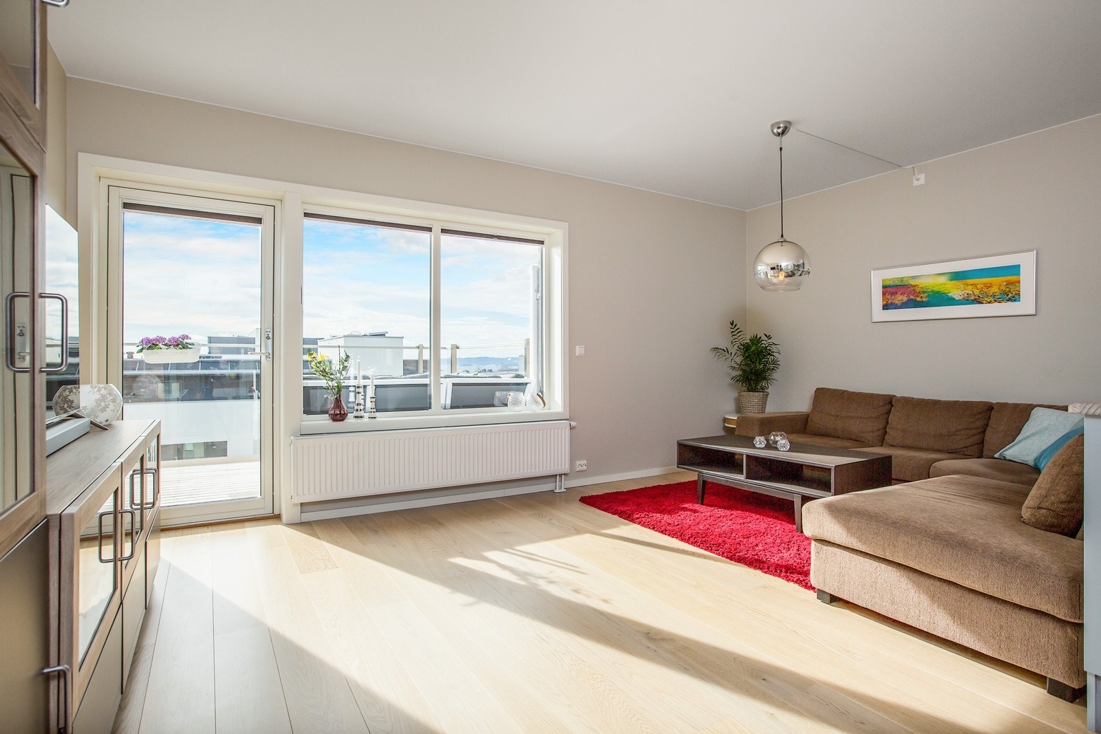 Meget lys og flott stue med utsikt og utgang til balkong Galleribilde