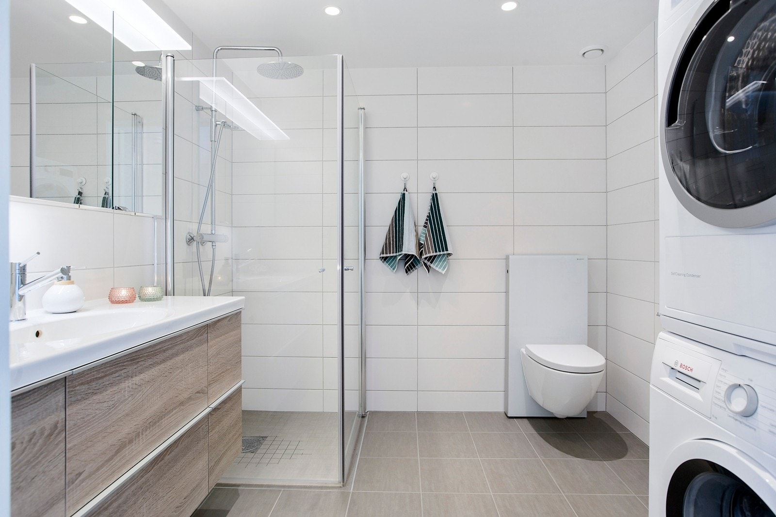Hovedbadet er romslig og flott med dusjhjørne, servant, wc med utenpåliggende designsisterne og avsatt plass/opplegg til vaskesøyle Galleribilde